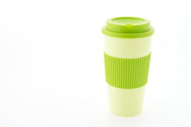 Yeşil plastik kahve kupa beyaz arka plan üzerinde izole