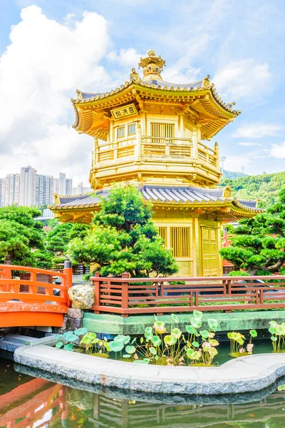 Pavilhão chinês de ouro no parque de Hong Kong — Fotografia de Stock