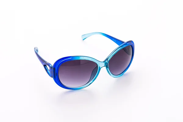 Синие солнцезащитные очки на белом фоне — стоковое фото