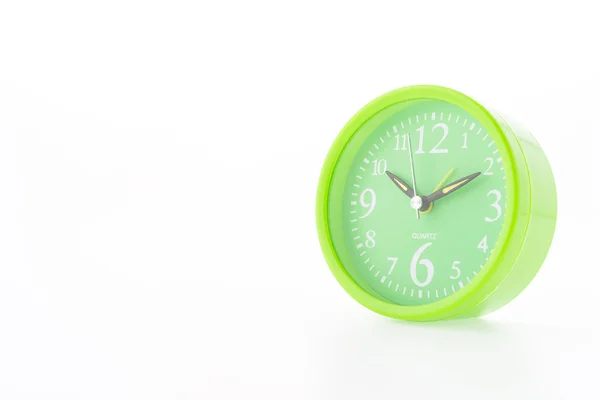 Зеленые часы на белом фоне — стоковое фото