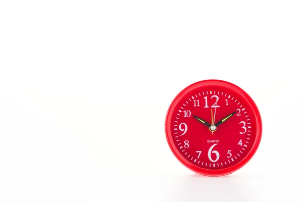 Beyaz arka plan üzerinde izole kırmızı saat — Stok fotoğraf