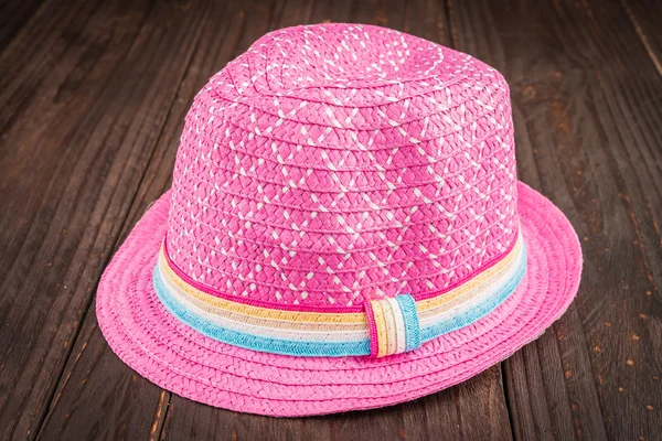 Beach hat on wooden background — Stock Photo, Image