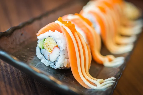 Maki mit Lachs-Sushi-Rolle — Stockfoto