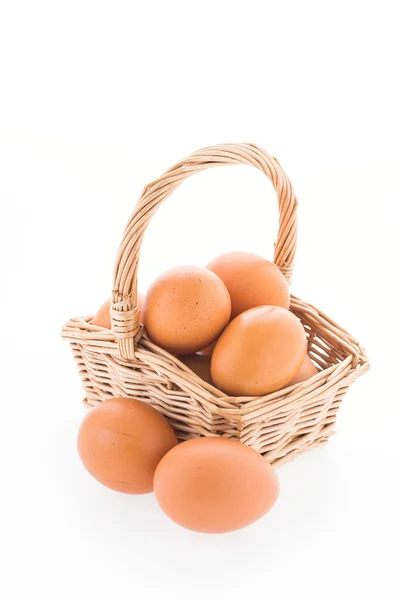 Sepetteki yumurtalar beyaz arkaplanda izole edildi — Stok fotoğraf