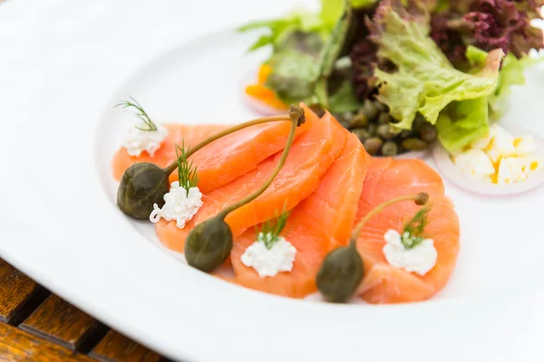 Smoked salmon salad — Stock Photo, Image