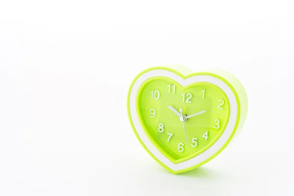 Corazón reloj verde aislado sobre fondo blanco —  Fotos de Stock