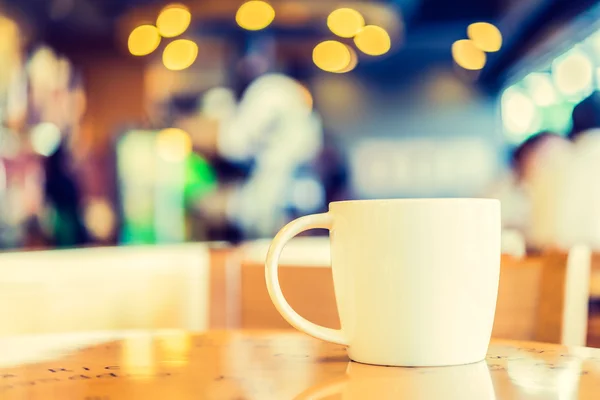 Coffee cup in coffee shop — Stock Photo, Image