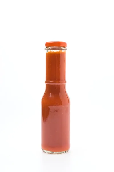 Бутылка соуса изолирована на белом — стоковое фото