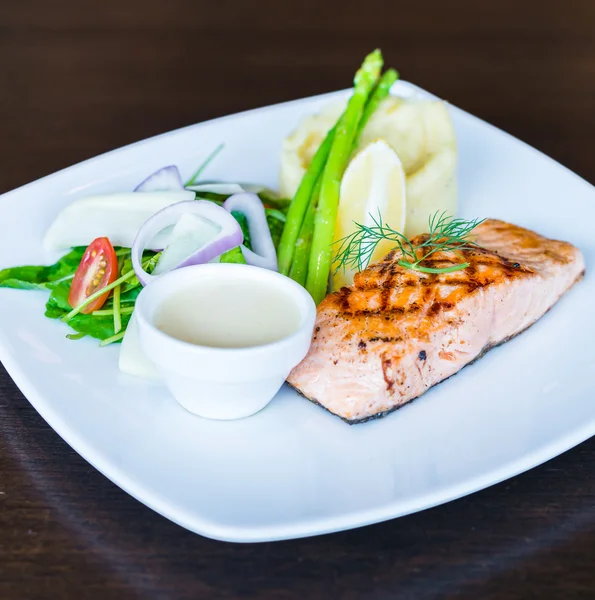 Filé de peixe de salmão bife grelhado — Fotografia de Stock