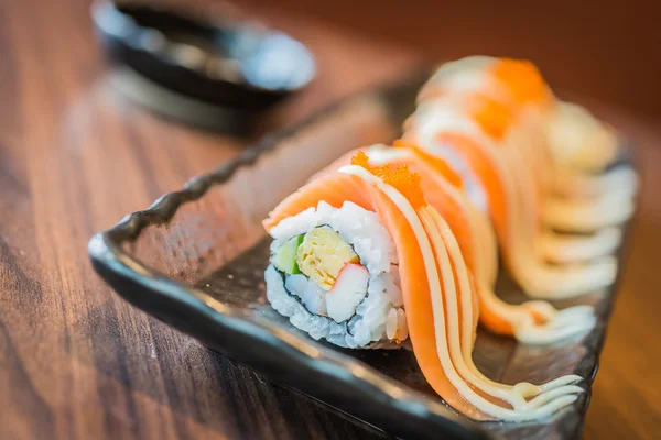 Maki van zalm sushi roll — Stockfoto