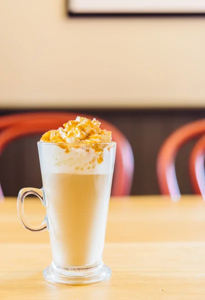 Xícara de latte no café — Fotografia de Stock