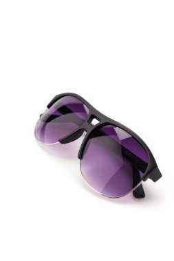 Güneş gözlüğü beyaza izole edilmiş