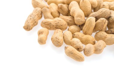 beyaz arkaplanda izole edilmiş yerfıstıkları