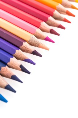 Beyaz arkaplanda izole edilmiş renkli kalem