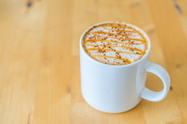 Sıcak karamel kahve