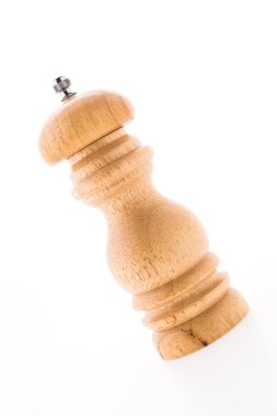 Beyaz arka plan üzerinde izole karabiber ahşap şişe