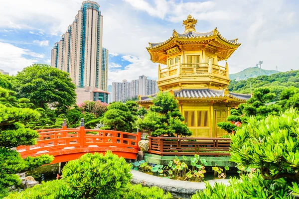 Pabellón chino de oro en el parque de Hong Kong — Foto de Stock