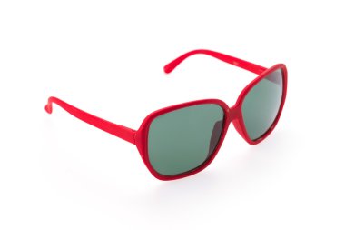 Güneş gözlüğü beyaza izole edilmiş