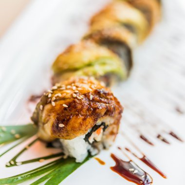 Yılan balığı balık suşi roll