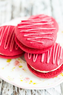 Kırmızı kadife acıbadem kurabiyesi