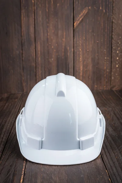 Construction casque dur sur fond en bois — Photo