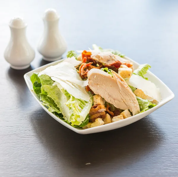 Grilled chicken salad - healthy food — Stock Photo, Image