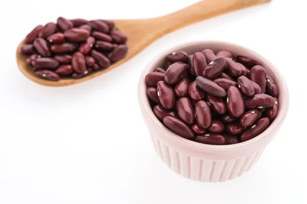 Frijoles rojos riñón aislado sobre fondo blanco —  Fotos de Stock