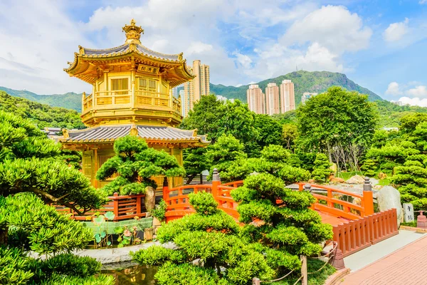 Gouden Chinees paviljoen in het park van hong kong — Stockfoto