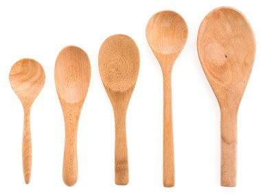 Tahta kaşık beyaz arkaplanda izole edildi