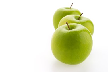 Yeşil Elma beyaz arkaplanda izole edildi