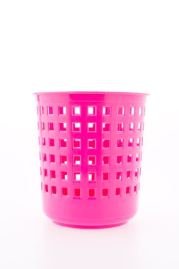 Beyaz arkaplanda izole edilmiş plastik sepet