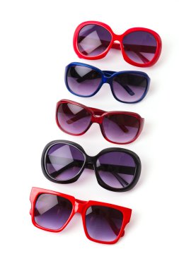 Güneş gözlüğü beyaza izole edilmiş