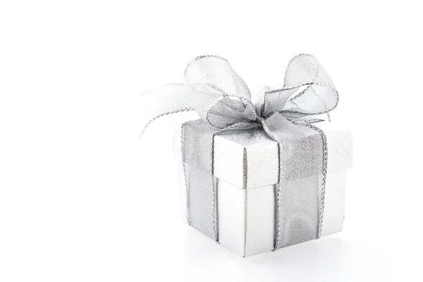 Silberne Geschenkbox isoliert auf weißem Hintergrund — Stockfoto