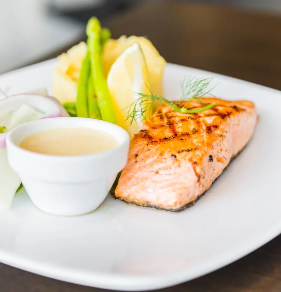 Filetto di pesce salmone bistecca alla griglia — Foto Stock