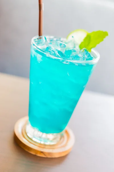 青のカクテル グラス — ストック写真