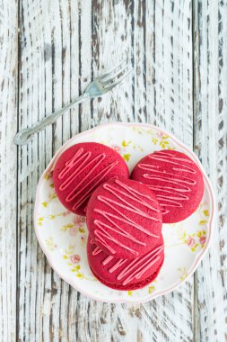 Kırmızı kadife acıbadem kurabiyesi