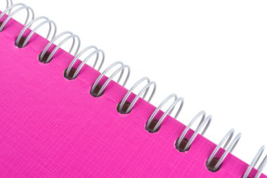 Beyaz arka plan üzerinde izole pembe not defteri