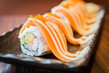 Somon suşi roll maki