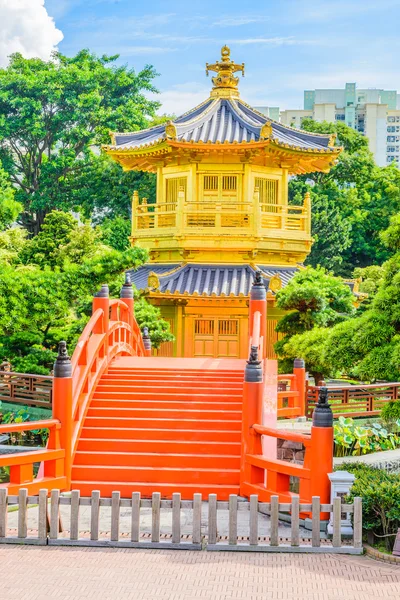 Padiglione cinese d'oro al parco di Hong Kong — Foto Stock