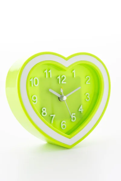 Herz grüne Uhr isoliert auf weißem Hintergrund — Stockfoto