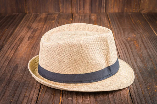 Beach hat on wooden background — Stock Photo, Image