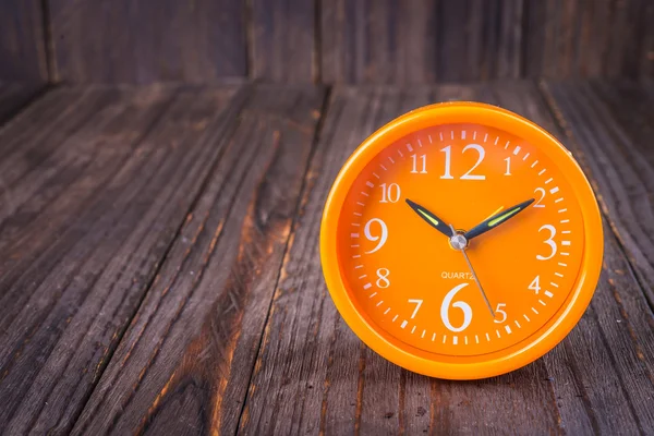 Clock on wood background — Stock Photo, Image