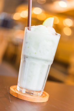 Güler yüzlü elma suyu