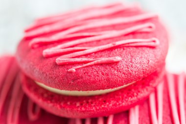 Kırmızı kadife acıbadem kurabiyesi