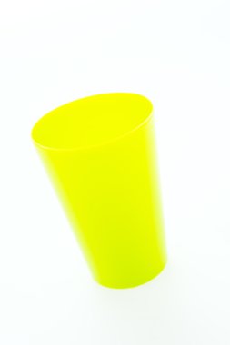 kleurrijke kunststofglas geïsoleerd op witte achtergrond