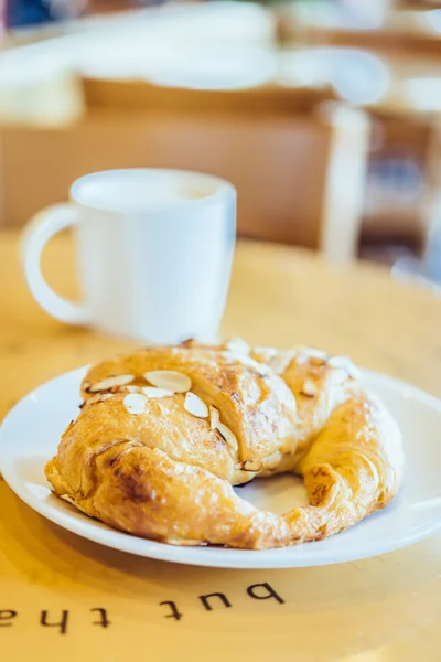 Amêndoa croissant — Fotografia de Stock