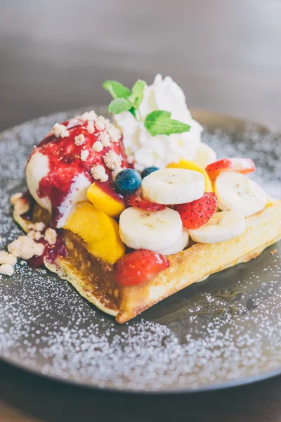 Gaufre aux fruits — Photo