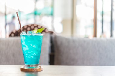 Mavi kokteyl cam