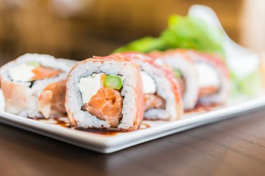 Somon suşi roll