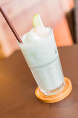 Güler yüzlü elma suyu